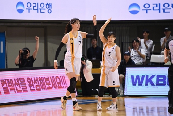 기뻐하는 박지수(왼쪽)와 심성영. /사진=WKBL 제공