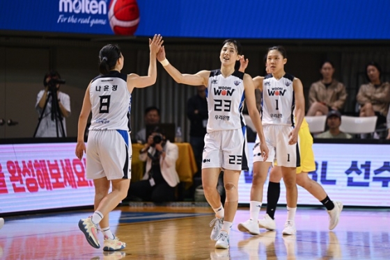 기뻐하는 우리은행 선수단. /사진=WKBL 제공