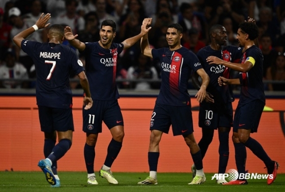 마르코 아센시오(왼쪽 두 번째)의 득점 후 기뻐하는 PSG 선수들. /AFPBBNews=뉴스1