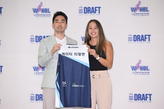 인천 신한은행 구나단 감독(왼쪽)과 케이티 티머맨. /사진=WKBL 제공