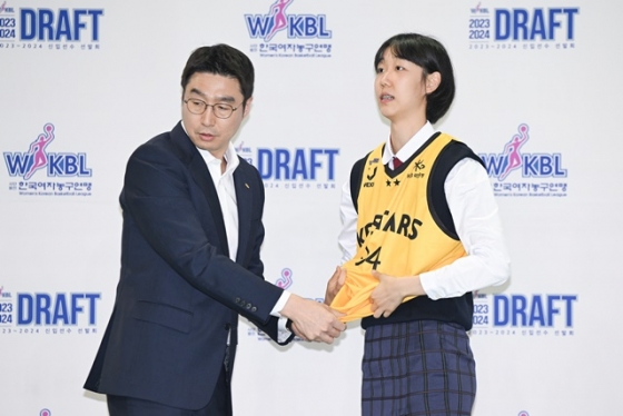 김완수 KB 감독과 고현지(오른쪽). /사진=WKBL 제공