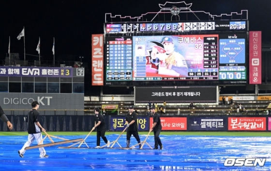 KT 위즈와 LG 트윈스가 5일 수원 KT 위즈파크에서 맞대결을 벌였다. 비가 그친 뒤 경기장을 정비하는 모습. 