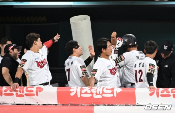 KT 위즈와 LG 트윈스가 5일 수원 KT 위즈파크에서 맞대결을 벌였다. KT 박병호(오른쪽에서 두 번째)가 2회 솔로포를 친 뒤 더그아웃에서 동료들과 함께 기쁨을 나누고 있다. 