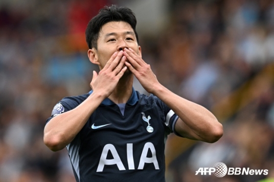 손흥민이 지난 2일(한국시간) 2023~2024시즌 EPL 4라운드 번리와 원정경기에서 골을 기록한 뒤 세리머니를 하고 있다. /AFPBBNews=뉴스1