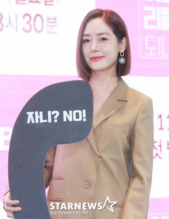 방송인 성유리가 11일 오전 서울 영등포구 글래드호텔에서 진행된 KBS 2TV 예능 '이별도 리콜이 되나요?' 제작발표회에 참석해 포즈를 취하고 있다. 지나간 이별이 후회되거나 짙은 아쉬움에 잠 못 드는 이들을 위한, 어쩌다 미련남녀의 바짓가랑이 러브 리얼리티 '이별도 리콜이 되나요?'는 오늘(11일) 첫 방송된다. /2022.07.11 /사진=이동훈 기자 photoguy@