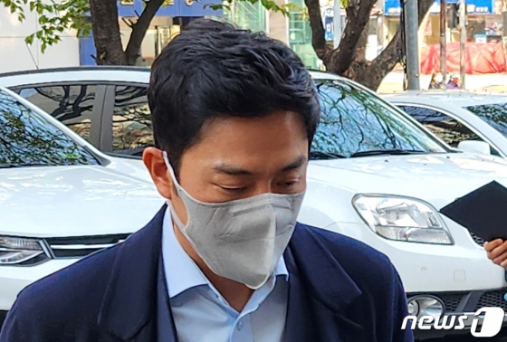 (서울=뉴스1) 한병찬 기자 = 배우 성유리의 남편 프로골퍼 안성현(42)이 7일 오전 서울남부지법에서 열린 구속 전 피의자 심문(영장실질심사)에 출석하고 있다. 안성현은 특정 암호화폐 업체로부터 코인 여러 개를 빗썸에 상장시켜달라는 청탁을 받고 수십억원을 받은 혐의(특정범죄가중처벌법상 사기, 배임수재 등)를 받고 있다. 2023.4.7/뉴스1 Copyright (C) 뉴스1. All rights reserved. 무단 전재 및 재배포 금지.