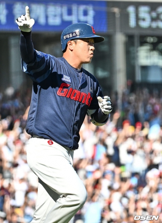 롯데 정훈이 9일 창원 NC전에서 6회 초 2점 홈런을 기록한 후 세리머니를 하고 있다. 