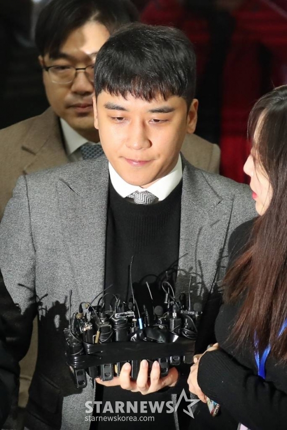 해외 원정도박 및 성매매 알선 등 혐의를 받는 그룹 빅뱅의 전 멤버 승리가 13일 오전 서초구 서울중앙지방법원에서 열리는 구속 전 피의자 심문(영장실질심사)에 출석하고 있다. /사진=이기범 기자 leekb@
