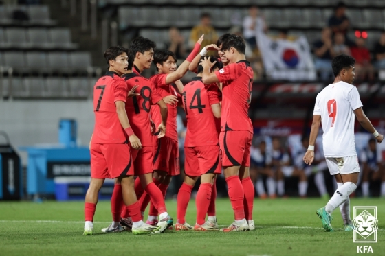 백상훈의 선제골이 터지자 한국 선수들이 다함께 모여 기뻐하고 있다. /사진=대한축구협회 제공