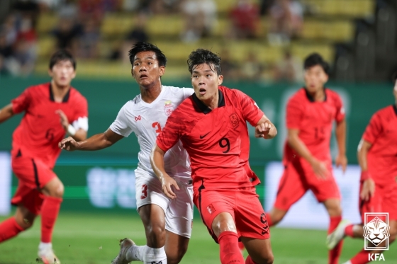 김신진(가운데 9번)이 미얀마 수비진과 볼 경합을 벌이고 있다. /사진=대한축구협회 제공