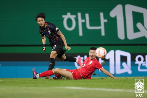 앞서 키르기스스탄전에서 홍윤상의 득점을 돕는 날카로운 크로스를 올리는 정상빈(왼쪽). /사진=대한축구협회 제공