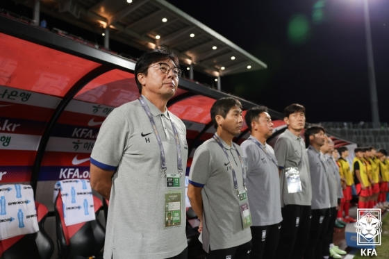 황선홍(왼쪽) 감독과 코칭스태프. /사진=대한축구협회 제공