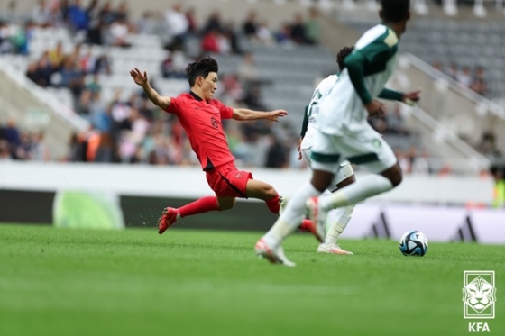 경기에 집중하는 황인범(왼쪽). /사진=대한축구협회 제공