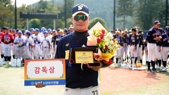 감독상을 받은 김종철 인천서구유소년야구단 감독.   /사진=대한유소년야구연맹