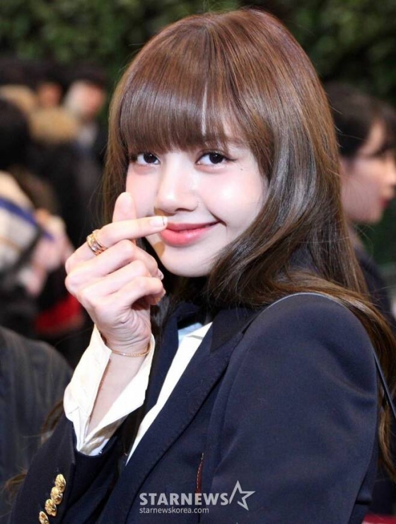 블랙핑크 리사가 중국 베이징에서 열리는 패션브랜드 행사에 참석하기 위해 6일 오전 김포국제공항을 통해 출국하고 있다. /사진=임성균 기자 tjdrbs23@