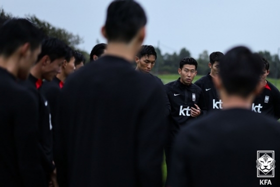 선수단 미팅을 이끌고 있는 &#039;캡틴&#039; 손흥민(가운데). /사진=대한축구협회 제공
