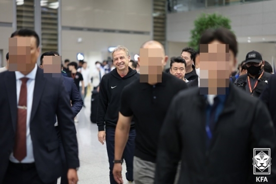 위르겐 클린스만(가운데) 한국 축구 대표팀 감독이 14일 인천국제공항을 통해 귀국하고 있다. /사진=뉴시스 제공
