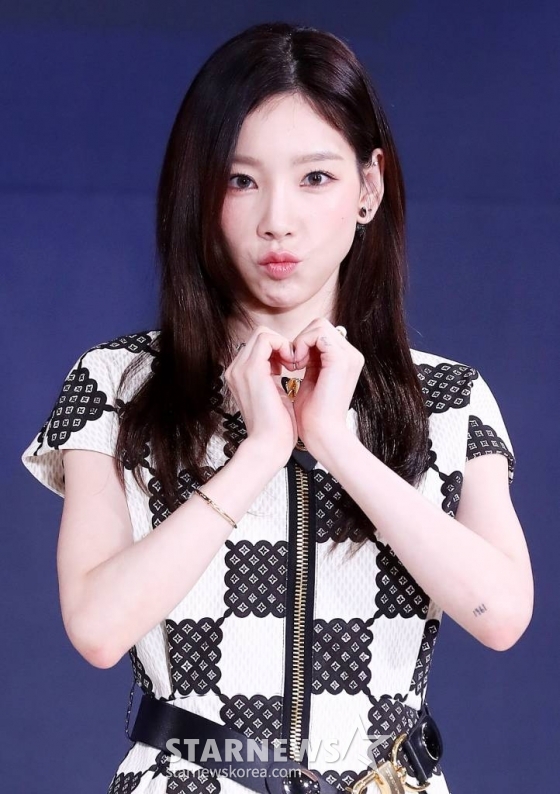 소녀시대 태연이 13일 오후 서울 종로구 부암동 AW컨벤션에서 진행된 엠넷 &#039;퀸덤퍼즐&#039; 제작발표회에 참석해 포즈를 취하고 있다.  &#039;퀸덤퍼즐&#039;은 기존 활동하던 걸그룹 멤버 또는 여성 아티스트들을 퍼즐처럼 맞춰 최상의 조합을 완성하는 프로그램으로, 그룹 소녀시대 멤버 태연이 MC를 맡고 3, 4세대 걸그룹 멤버들이 총출동한다.   &#039;퀸덤퍼즐&#039;에는 26명의 여성 아티스트가 도전장을 던졌다. 주이(모모랜드), 여름(우주소녀), 엘리(위키미키), 보라·지원·채린(체리블렛), 유키(퍼플키스), 리이나·휘서(H1-KEY), 상아(LIGHTSUM), 쥬리·수윤·연희(RocketPunch), 서연·지우(tripleS), 수진·지한·소은·조아(Weeekly), 나나·우연(woo!ah!), 도화, 미루, 예은, 케이, 파이가 바로 그 주인공이다. 다양하게 퍼즐되는 조합 속에서 누가 재발견되어 최상의 조합에 다다를지 귀추가 주목된다. 매주 화요일 밤 10시 방송. 2023.06.13 /사진=김창현 기자 chmt@