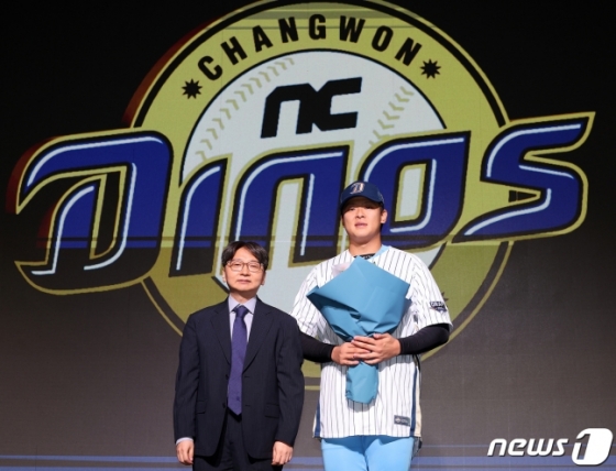 14일 열린 2024 KBO 신인 드래프트에서 NC 다이노스의 1라운드 지명을 받은 휘문고 투수 김휘건(오른쪽)이 임선남 NC 단장과 기념촬영을 하고 있다. /사진=뉴스1