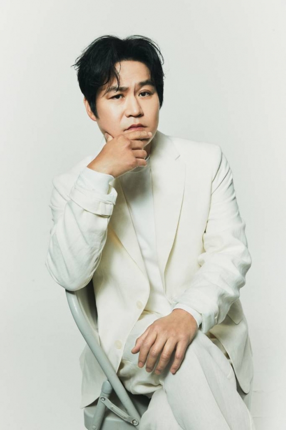 배우 김성균이 12일 오전 서울 종로구 삼청동의 한 카페에서 진행된 디즈니+ 오리지널 드라마 &#039;무빙&#039; 관련 인터뷰를 위해 포즈를 취하고 있다.   그는 극 중 이재만 역을 맡았다. 이재만은 이강훈의 아빠로, 빠른 속도와 강력한 힘을 가진 인물이나 지적 장애를 갖고 있다. / 사진제공 = 월트디즈니컴퍼니 코리아 /사진=김창현