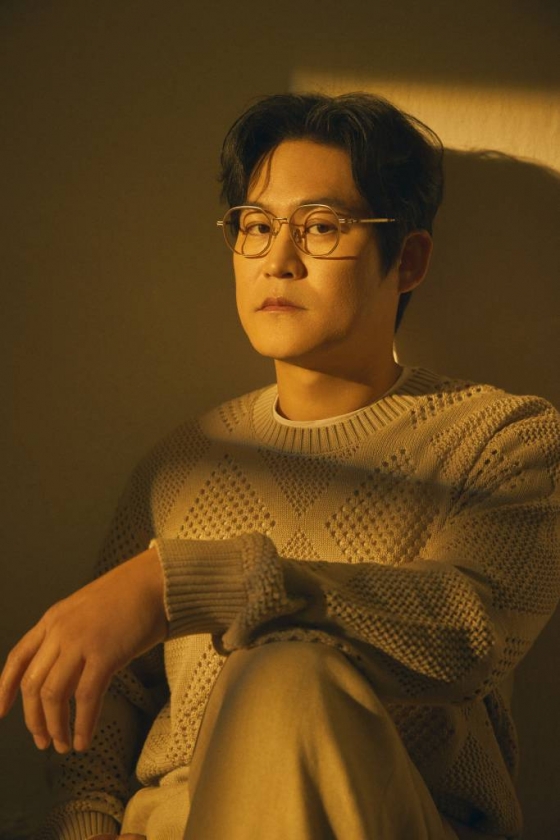 배우 김성균이 12일 오전 서울 종로구 삼청동의 한 카페에서 진행된 디즈니+ 오리지널 드라마 &#039;무빙&#039; 관련 인터뷰를 위해 포즈를 취하고 있다.   그는 극 중 이재만 역을 맡았다. 이재만은 이강훈의 아빠로, 빠른 속도와 강력한 힘을 가진 인물이나 지적 장애를 갖고 있다. / 사진제공 = 월트디즈니컴퍼니 코리아 /사진=김창현