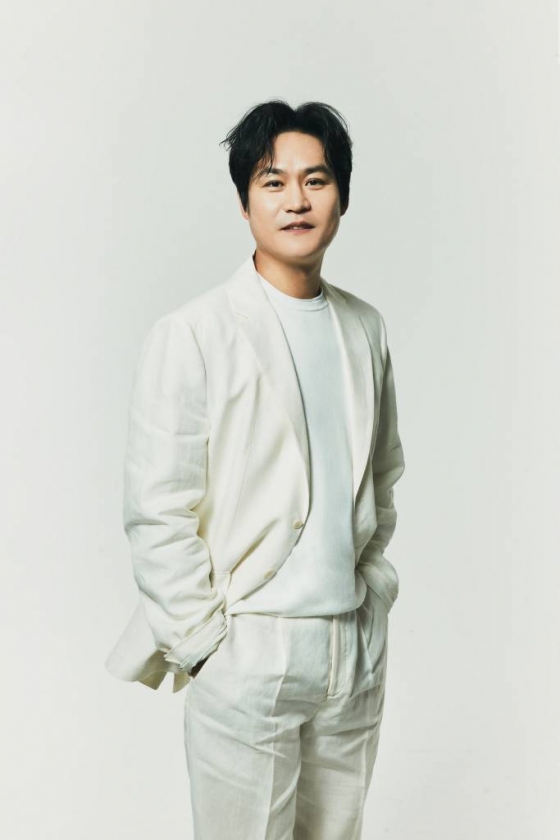 배우 김성균이 12일 오전 서울 종로구 삼청동의 한 카페에서 진행된 디즈니+ 오리지널 드라마 &#039;무빙&#039; 관련 인터뷰를 위해 포즈를 취하고 있다.   그는 극 중 이재만 역을 맡았다. 이재만은 이강훈의 아빠로, 빠른 속도와 강력한 힘을 가진 인물이나 지적 장애를 갖고 있다. / 사진제공 = 월트디즈니컴퍼니 코리아 /사진=김창현