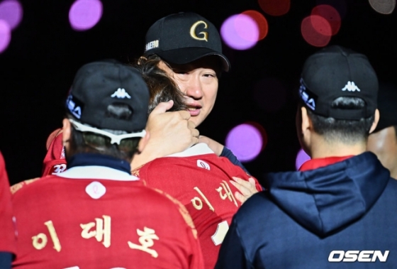 정훈(왼쪽 2번째)이 지난해 이대호의 은퇴식 때 이대호와 포옹하며 눈물을 흘리고 있다.