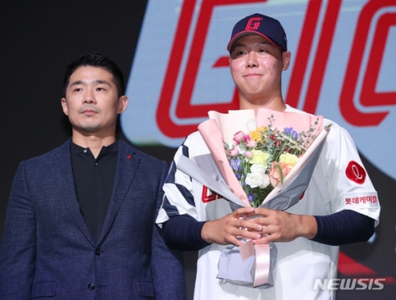 14일 열린 2024 KBO 신인 드래프트에서 롯데 자이언츠의 1라운드 지명을 받은 경북고 투수 겸 야수 전미르(오른쪽)가 성민규 롯데 단장과 함께 기념촬영을 하고 있다. /사진=뉴시스