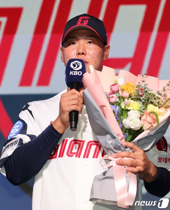 14일 열린 2024 KBO 신인 드래프트에서 롯데 자이언츠의 1라운드 지명을 받은 경북고 투수 겸 야수 전미르가 소감을 밝히고 있다. /사진=뉴스1 