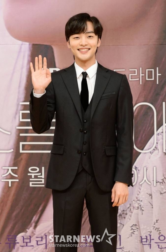 배우 김민재가 24일 온라인 생중계로 진행된 SBS 월화드라마 '브람스를 좋아하세요?' 제작발표회에서 포즈를 취하고 있다. /사진제공=SBS /사진=이동훈 기자 photoguy@