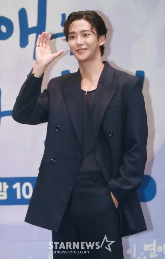 배우 로운이 23일 오후 서울 구로구 신도림 라마다호텔에서 진행된 JTBC 수목드라마 &#039;이 연애는 불가항력&#039; 제작발표회에 참석해 포즈를 취하고 있다.  3백여 년 전 철저히 봉인되었던 금서를 얻게 된 말단 공무원 이홍조와 그 금서의 희생양이 된 변호사 장신유의 불가항력적 로맨스 &#039;이 연애는 불가항력&#039;은 오늘(23일) 첫 방송된다. /2023.08.23 /사진=이동훈