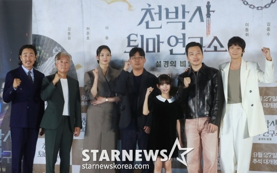 허준호(왼쪽부터),  김종수, 이솜, 김성식 감독, 박소이, 이동휘, 강동원 /사진=이동훈 기자