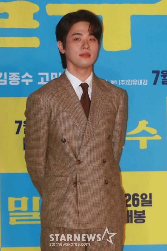 배우 박정민이 18일 오후 서울 CGV용산아이파크몰에서 진행된 영화 &#039;밀수&#039;(감독 류승완) 언론시사회에 참석해 인사를 하고 있다.  바다에 던져진 생필품을 건지며 생계를 이어가던 사람들 앞에 일생일대의 큰 판이 벌어지면서 휘말리는 해양범죄활극 &#039;밀수&#039;는 7월 26일 개봉한다. /2023.07.18 /사진=이동훈 기자 photoguy@