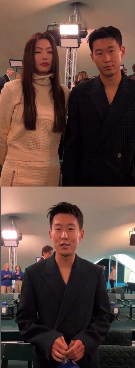 전지현(위 사진 왼쪽)과 손흥민이 패션쇼에서 기념사진을 촬영하고 있다. /사진=패션매거진 더블유 코리아 캡처