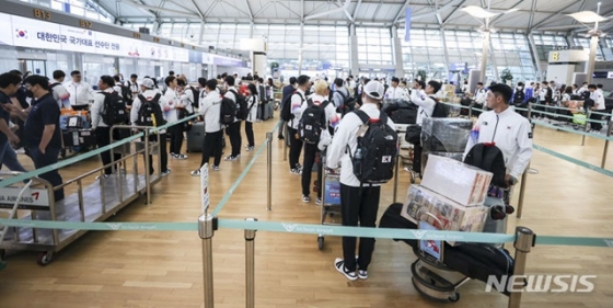 한국 아시안게임 선수단이 출국 수속을 밟고 있다. /사진=뉴시스 제공