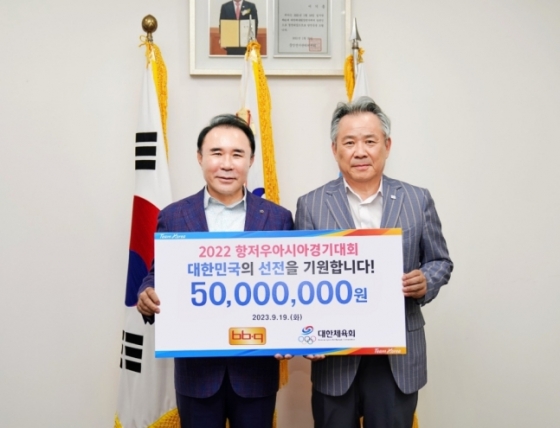 윤홍근 제너시스BBQ 그룹 회장(대한빙상경기연맹 회장, 왼쪽)과 대한체육회 이기흥 회장.