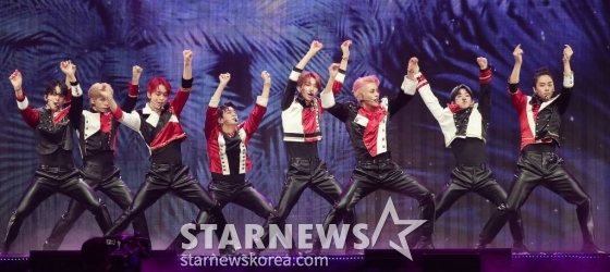 그룹 TFN이 지난 13일 오후 일본 나고야 니혼가이시홀에서 열린 스타뉴스-미디어보이 주최 &#039;2022 Asia Artist Awards IN JAPAN&#039;(2022 아시아 아티스트 어워즈, 이하 2022 AAA)에서 멋진 무대를 선보이고 있다.   TFN은 이날 AAA 포텐셜을 수상했다. /사진=김창현 기자 chmt@