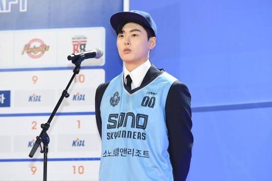 고양 소노스카이거너스의 지명을 받은 성균관대 가드 박종하. /사진=KBL 제공