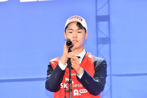 단국대 가드 이경도가 서울 SK 지명을 받고 소감을 전하고 있다. /사진=KBL 제공