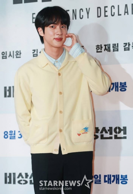 방탄소년단 진이 25일 오후 서울 강남구 코엑스 메가박스에서 진행된 영화 &#039;비상선언&#039;(감독 한재림) VIP시사회에 참석해 포즈를 취하고 있다.  사상 초유의 항공테러로 무조건적 착륙을 선포한 비행기를 두고 벌어지는 리얼리티 항공재난 영화 &#039;비상선언&#039;은 오는 8월 3일 개봉한다. /2022.07.25 /사진=이동훈 기자 photoguy@