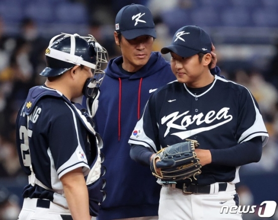 구창모(오른쪽)가 21일 2022 항저우 아시안게임 대표팀 명단에서 낙마했다. /사진=뉴스1