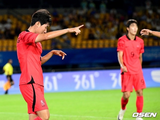 선제골의 주인공 홍현석(왼쪽)이 동료와 기쁨을 나누고 있다. /사진=OSEN