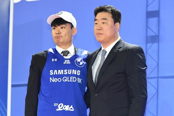 김근현과 은희석 감독(오른쪽). /사진=KBL 제공