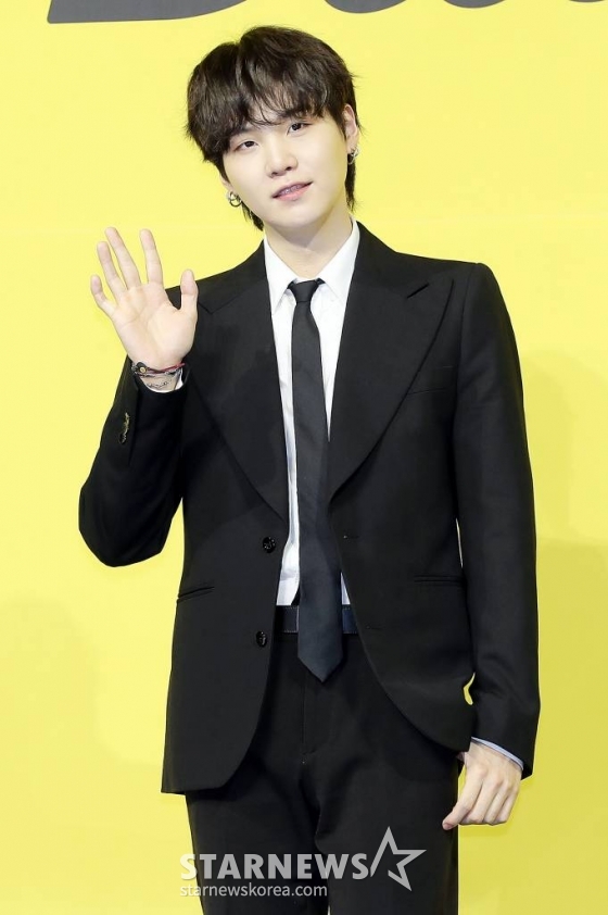 방탄소년단(BTS) 슈가가 21일 오후 서울 송파구 방이동 올림픽홀에서 진행된 새 싱글앨범 &#039;Butter&#039; 발매 기념 쇼케이스에서 포즈를 취하고 있다.  &#039;Butter&#039;에는 버터처럼 부드럽게 녹아들어 너를 사로잡겠다는 방탄소년단의 귀여운 고백이 담겨있다.  방탄소년단은 &#039;Butter&#039;를 사실상의 선 공개 싱글로 스타트를 끊고 6월 중 &#039;Butter&#039;가 포함된 새 앨범을 발매할 계획이다. 2021.05.21 /사진=김창현 기자 chmt@