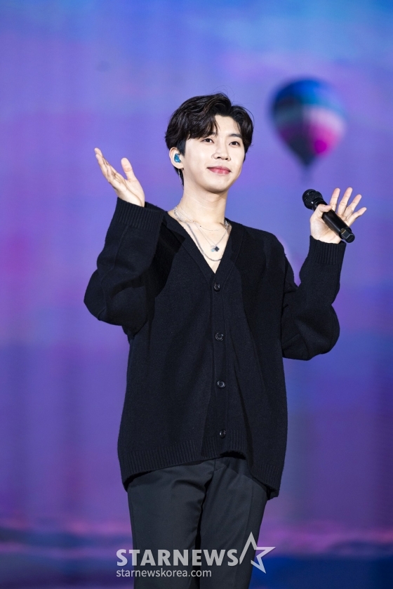 가수 임영웅이 10일 서울 고척스카이돔에서 열린 전국투어 콘서트 '아임 히어로(IM HERO) 앙코르 서울'에서 멋진 무대를 선보이고 있다. 임영웅은 첫 단독 전국 투어 콘서트로 총 17만명의 팬들을 모았고, 대중 가수에게 꿈의 무대로 불리는 고척돔에 당당히 입성했다. 트로트 가수로는 최초라는 점에서 더욱 뜻깊고 유의미한 성과다. 이에 임영웅 역시 "고척 지붕을 날려버리자"며 들뜬 마음을 감추지 못했다. 이날 공연은 약 1만 8000명의 관객이 찾았고, 오는 11일 열리는 둘째날 공연까지 합하면 약 3만 6000명이 동원돼 임영웅의 어마어마한 인기를 실감케 했다. 한편 임영웅은 오는 13일 일본 나고야 니혼가이시홀에서 열리는 '2022 Asia Artist Awards IN JAPAN'에 참석한다. / 사진제공 = 물고기컴퍼니 /사진=김창현 기자 chmt@