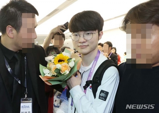 항저우에 입성한 페이커(가운데). /사진=뉴시스 제공