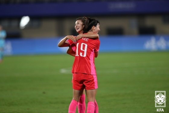 최유리(왼쪽)와 이은영이 포옹하고 있다. /사진=대한축구협회