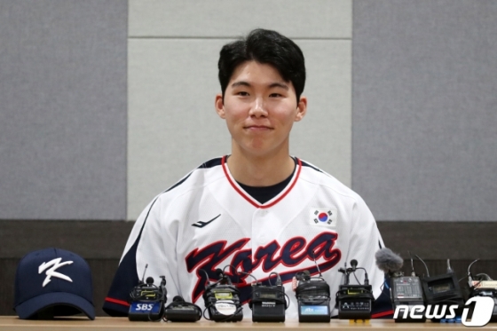 김혜성이 23일 고척스카이돔에서 열린 대표팀 훈련에 앞서 취재진과 인터뷰에 임하고 있다. /사진=뉴스1