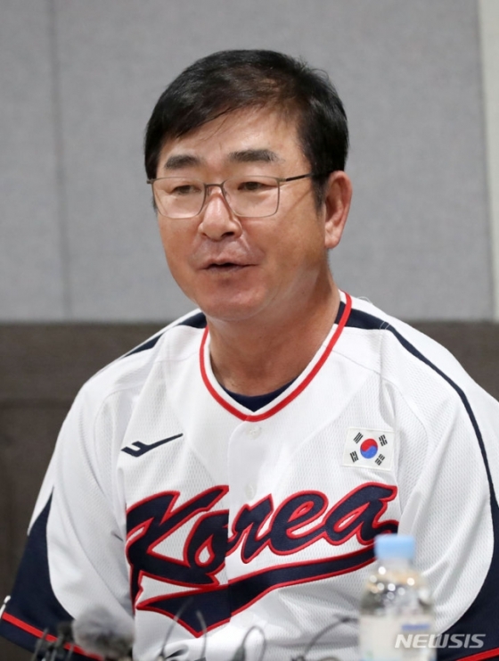 류중일 대표팀 감독이 23일 첫 소집 훈련에 앞서 각오를 밝히고 있다. /사진=뉴시스