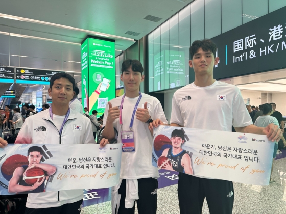 2022 항저우 아시안게임에 농구 대표팀으로 나서는 허훈(왼쪽부터), 문정현, 하윤기가 항저우 샤오샨 국제공항 도착 후 기념촬영을 하고 있다. /사진=kt 스포츠